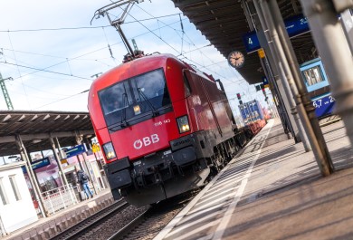 ÖBB Bahn im Bahnhof