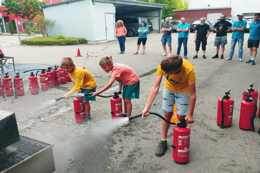Kinder löschen Feuer