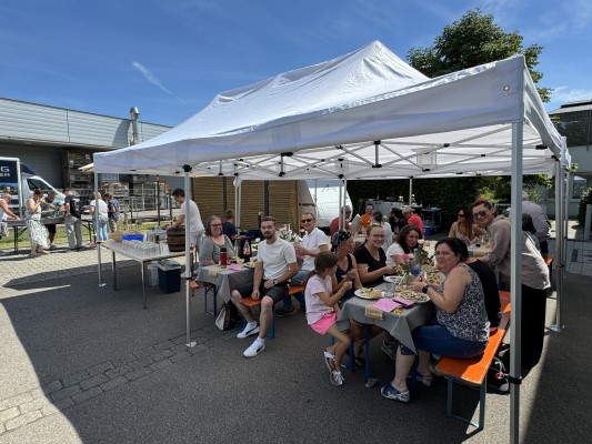 Mitarbeiter mit Kindern am Burger Essen