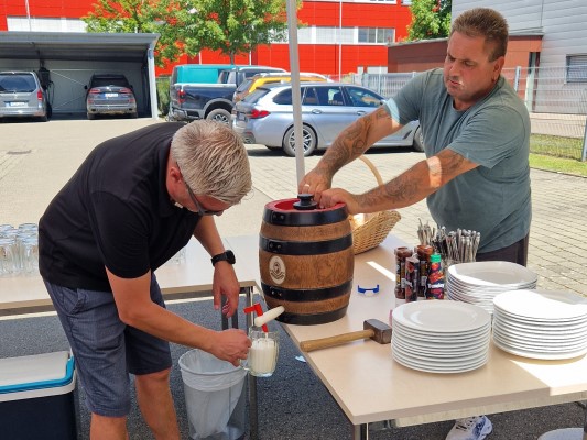 Mitarbeiter auf Bänken am Sommerfest 2022
